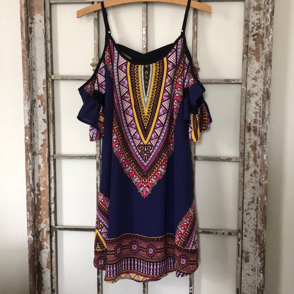 Lined Cold shoulder top.